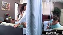 Un'infermiera arrapata e tettona scopa entrambi i suoi pazienti