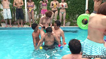 Vadias asiáticas magrinhas se divertindo na piscina