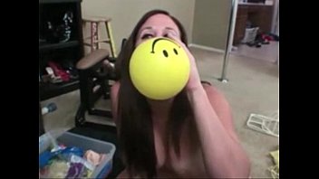 Webcam que sopla un globo y fetiche de pies juega con tacones