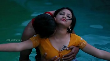 Romance entre Mamatha et son petit ami dans la piscine-1