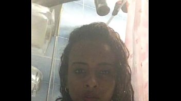 בחורה אתיופית  מתקלחת בערום