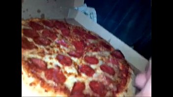 éjaculation massive sur la pizza de la jeune femme a un ami en manger aussi!