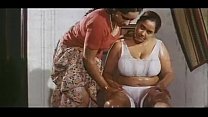 Sharmile faz massagem com óleo