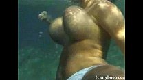 水中で巨乳レズビアン