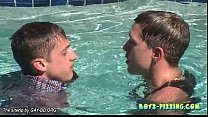 Chris y Ryan follan y mean en la piscina
