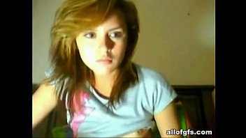 18 Jahre alter Teenager masturbiert für eine Webcam - Mehr bei porncamx.com