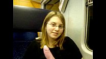Une jeune fille allemande de 19 ans se masturbe dans le train