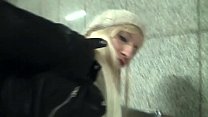 Ficken in der U-Bahnstation: Es landet im Arsch und in der Lederjacke