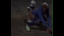 Mädchen nimmt eine Pisse auf einem Hydrant-B8y7ffnIP0E