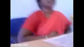 Южно-индийская офисная дама засветила сиськами коллеге
