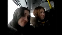 Des filles russes flirtent avec un inconnu exhibitionniste dans le bus