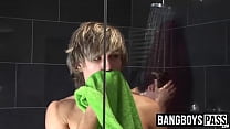 Twinks fofos com enormes idiotas fazendo sexo quente no chuveiro