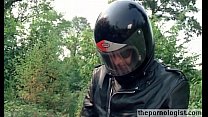 Belleza flaca follada en una motocicleta en marcha en una película porno retro