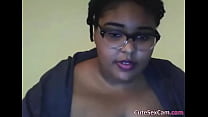 Ebenholz BBW masturbiert ihre rosa Muschi vor der Webcam