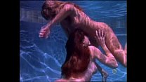 Две потрясающие лесбиянки занимаются любовью под водой!
