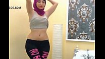 Chica árabe sacudiendo el culo en la cámara: regístrate en Nudecamroulette.com y charla con ella