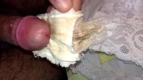 Ejaculação com punheta na calcinha suja da namorada