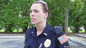女性警官は黒い容疑者を引っ張って彼のコックを吸う