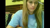 cams22.com - 18 anni teen superando la timidezza e mostrando tette perfette in webcam