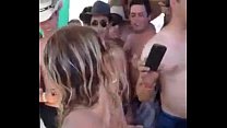 Die blonde Piranha wird auf einer überfüllten Party nackt getanzt
