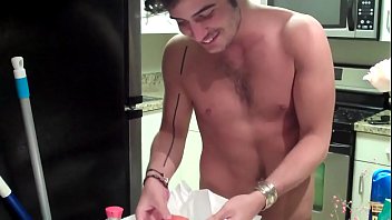 キッチンで裸のセクシーな男