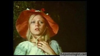 La bionda Anna Magle si fa scopare a pecora in un'auto in un film porno vintage