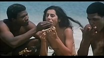 フランスの映画の黒でトップレスのインドの女優キトゥギドワーニ