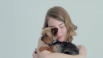 彼女の子犬を抱きしめる熱い裸のブロンド