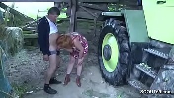 alemán milf paso A la mierda al aire libre en granja