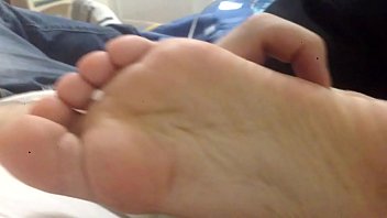 Bunda e pés de menina asiática