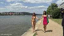 Crazy Naked Tereza montre son corps chaud sur les rues publiques