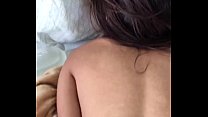 Petite girl brown goza de costas enquanto ela tem um orgasmo
