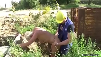 La mamma scopa con il muratore quando il vecchio sta lavorando
