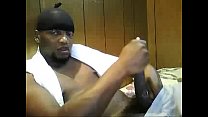 uomo nero accarezzando un cazzo enorme in webcam - sexyladcams.com