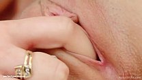 Nikita masturbandose masturbándose con los dedos en Give Me Pink