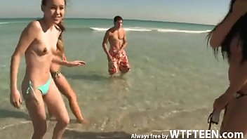Des filles sexy s'amusent à la plage Toujours gratuitement par WTFteen.com