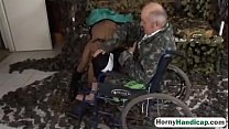 Ампутанты трахают юную брюнетку на инвалидной коляскеk-hi-1