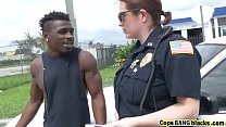 La policière aux gros seins prostituée a exploité une jeune bite noire