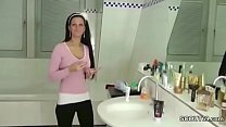 Deutsche Stiefschwester im Badezimmer erwischt und hilft bei Handjob