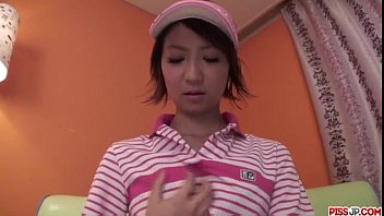 Спортивная японка Мирия Хадзуки скользит игрушкой по пизде