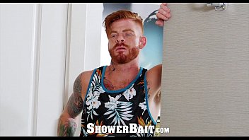 ShowerBait - Bennett Anthony Fode Brendan Phillips no chuveiro
