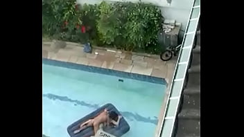 Flagra-Paare, die im Pool in Sao-Paulo Brasilien flechten