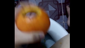 Masturbazione con frutta arancione