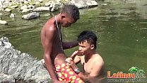 Nadador gay descendo de forma divertida no rio