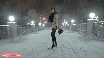 雪の中で裸のジェニー・スミスが街を歩いている