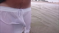 Смотреть сквозь шорты на пляже