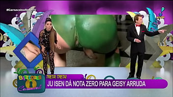 El culo verde de Ju Isen muestra demasiado mientras se pone en cuclillas en vivo en RedeTV