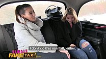 シジュウカラの女性の偽のタクシースキニーセクシーなチェコのレズビアンは、タクシーで楽しいストラップを持っています