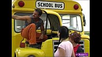 Duas jovens colegiais fodendo motorista de ônibus sortudo