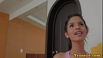Petite transsexuelle latina baisée en levrette